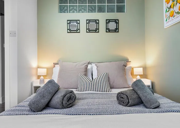 2-Br Stunning, Stylish Southsea Apt, Great Views, Easter Special Offer! Spacious & Free Parking Permit, Sleeps 4 - By Blue Puffin Stays