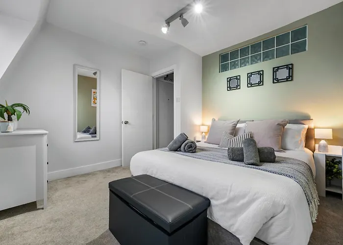2-Br Stunning, Stylish Southsea Apt, Great Views, Easter Special Offer! Spacious & Free Parking Permit, Sleeps 4 - By Blue Puffin Stays