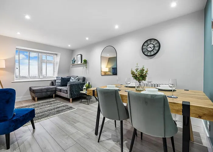 2-Br Stunning, Stylish Southsea Apt, Great Views, Easter Special Offer! Spacious & Free Parking Permit, Sleeps 4 - By Blue Puffin Stays