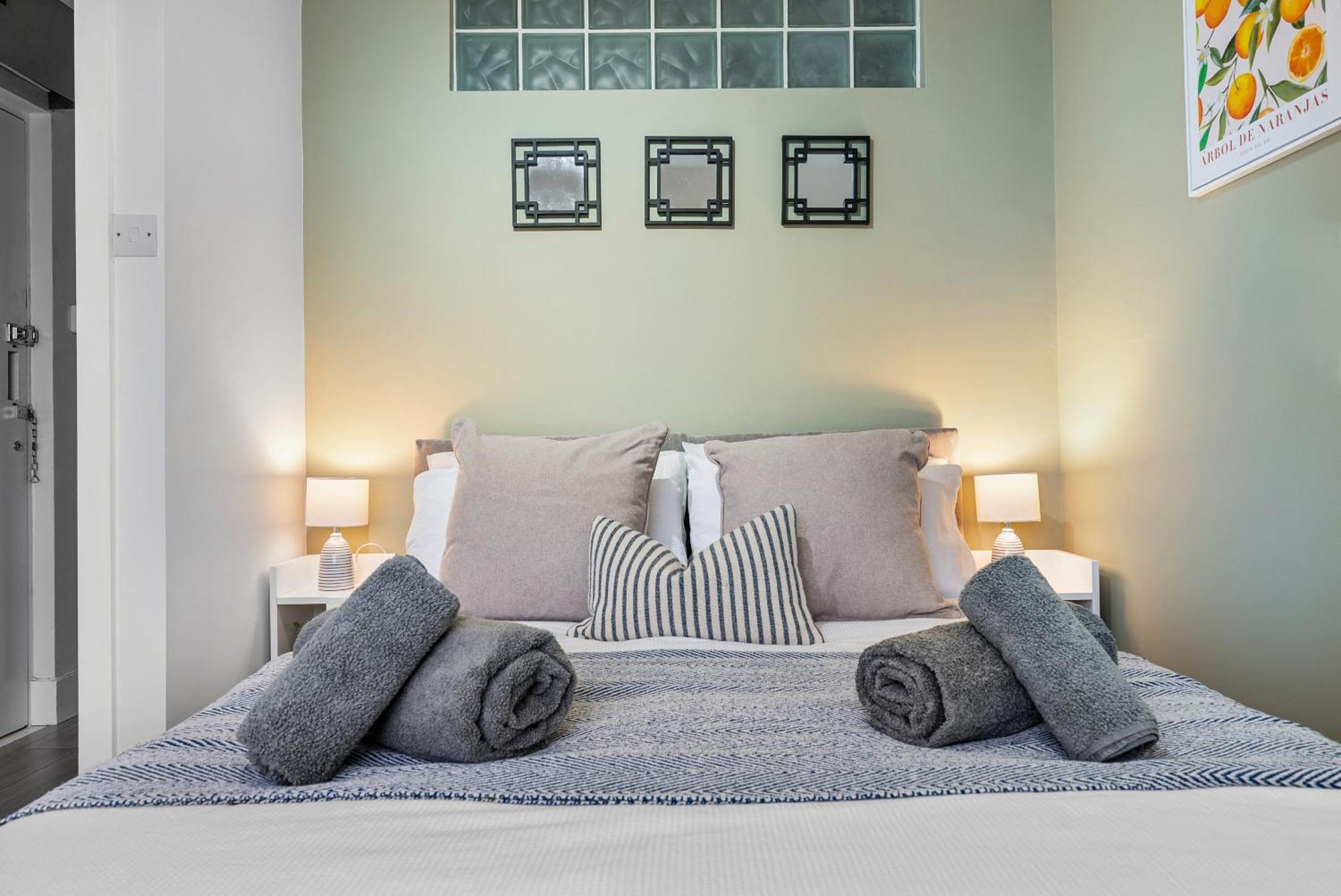 Apartment 2-br Chic, Stylish Southsea Apt, Great Views, Easter Special Offer! Spacious & Free Parking Permit, Sleeps 4 - By Blue Puffin *