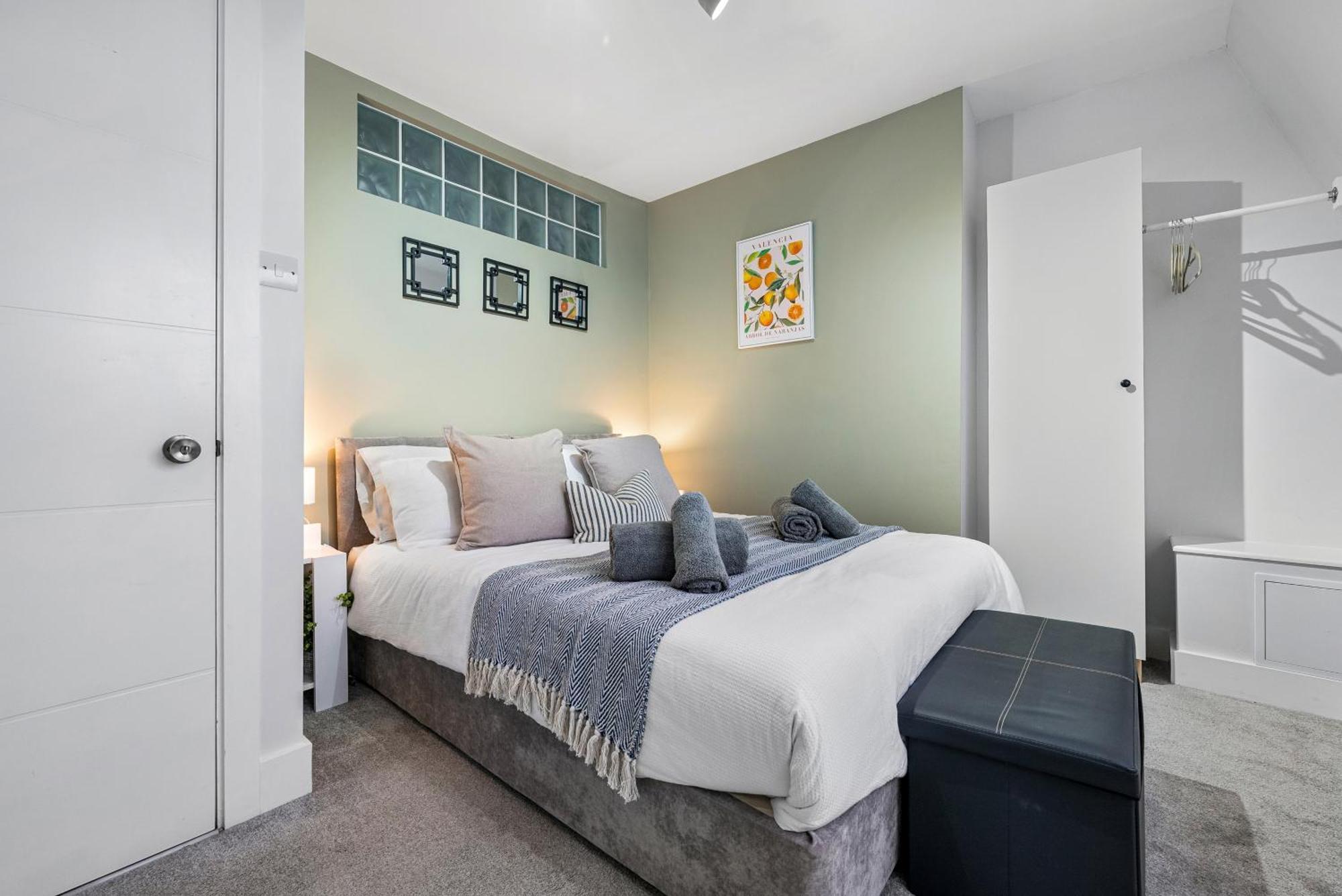2-br Chic, Stylish Southsea Apt, Great Views, Easter Special Offer! Spacious & Free Parking Permit, Sleeps 4 - By Blue Puffin Apartment *