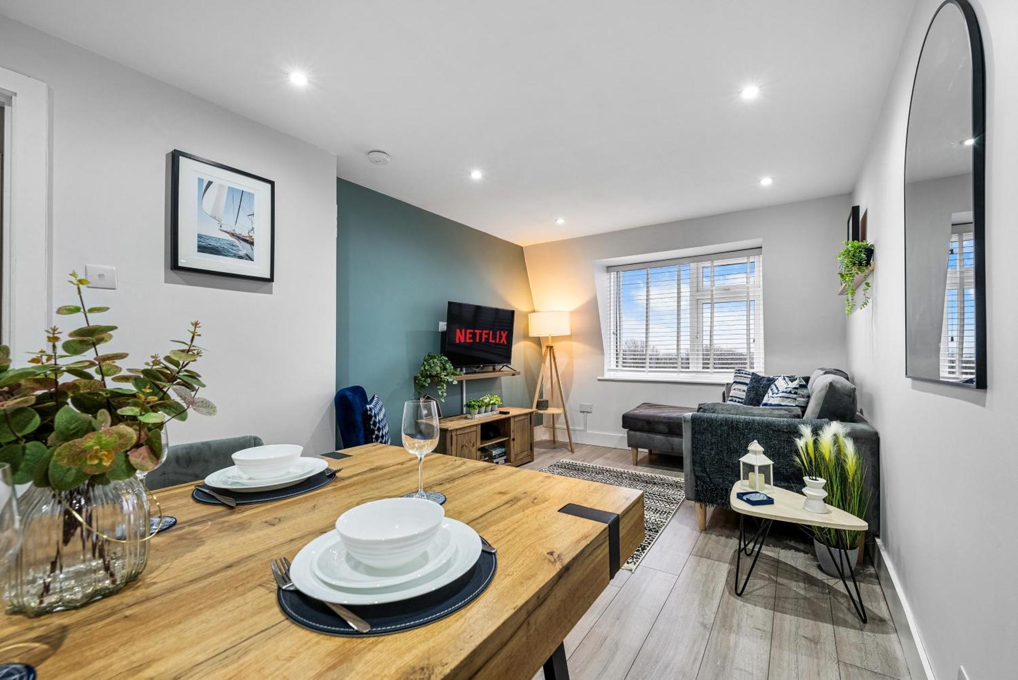 2-br Chic, Stylish Southsea Apt, Great Views, Easter Special Offer! Spacious & Free Parking Permit, Sleeps 4 - By Blue Puffin *