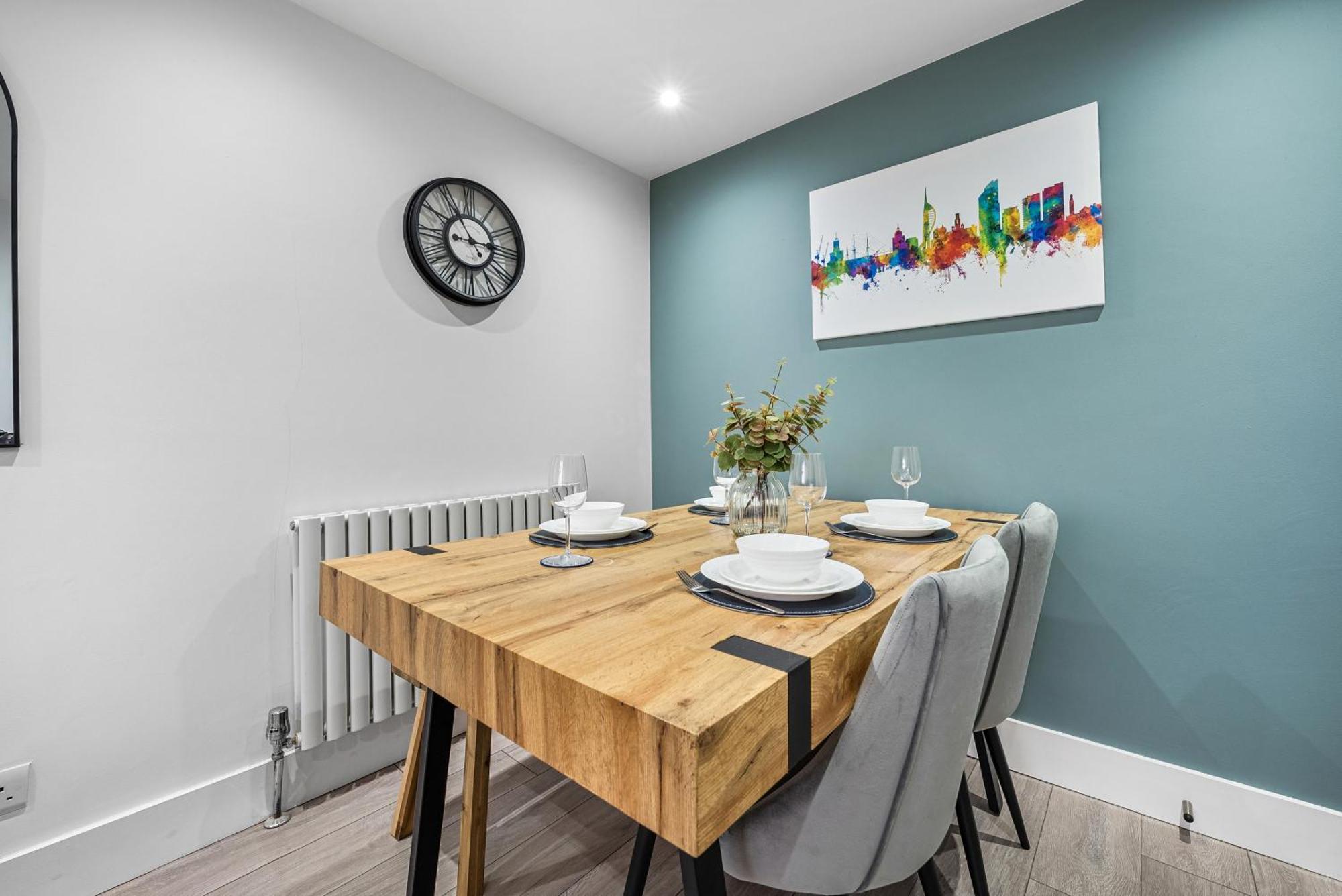2-br Chic, Stylish Southsea Apt, Great Views, Easter Special Offer! Spacious & Free Parking Permit, Sleeps 4 - By Blue Puffin Apartment Portsmouth