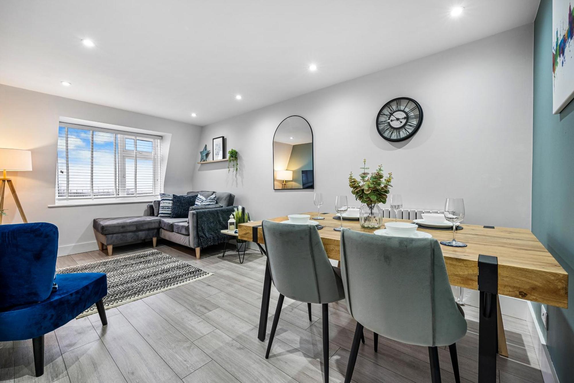 2-br Chic, Stylish Southsea Apt, Great Views, Easter Special Offer! Spacious & Free Parking Permit, Sleeps 4 - By Blue Puffin Apartment Portsmouth