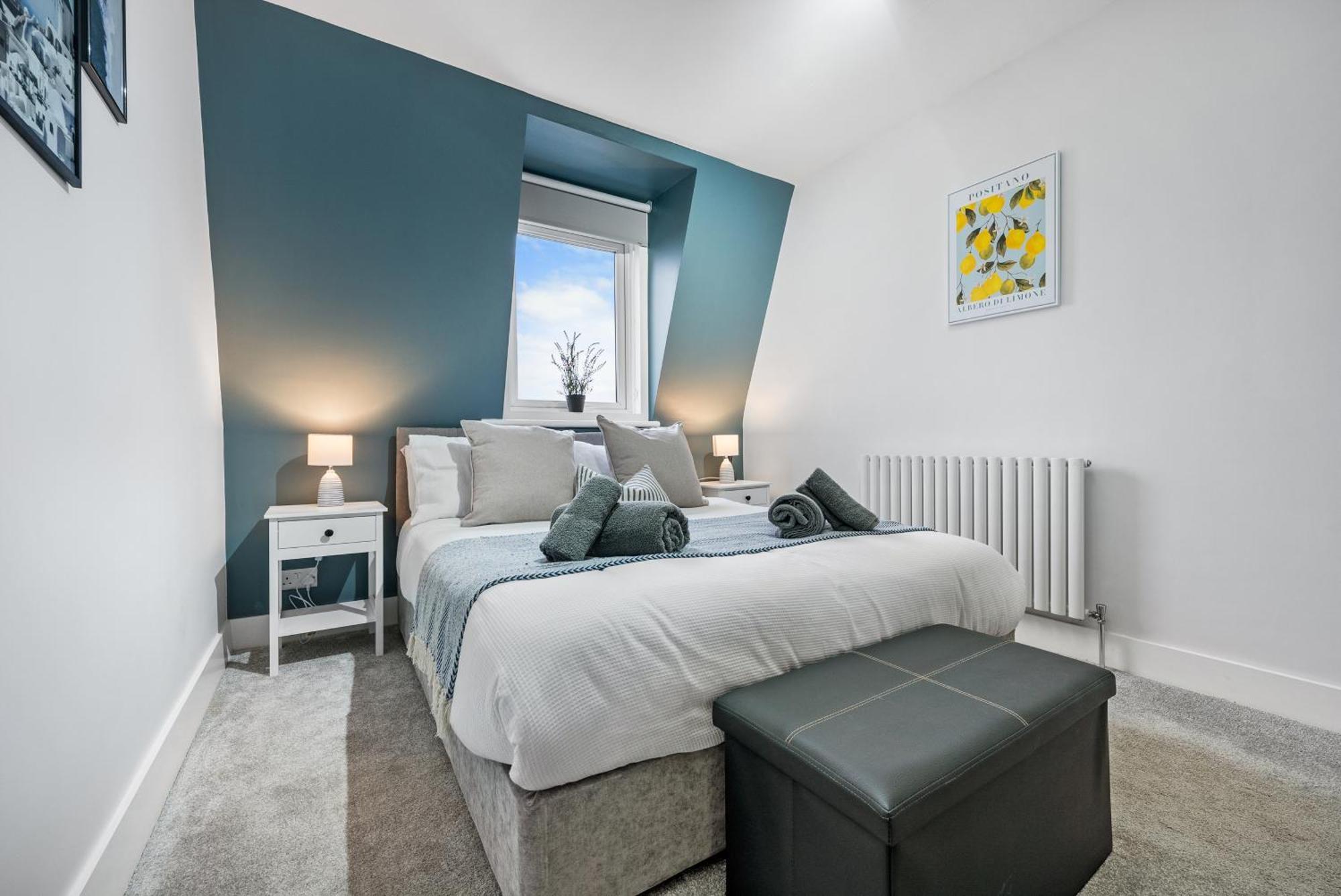 2-br Chic, Stylish Southsea Apt, Great Views, Easter Special Offer! Spacious & Free Parking Permit, Sleeps 4 - By Blue Puffin *