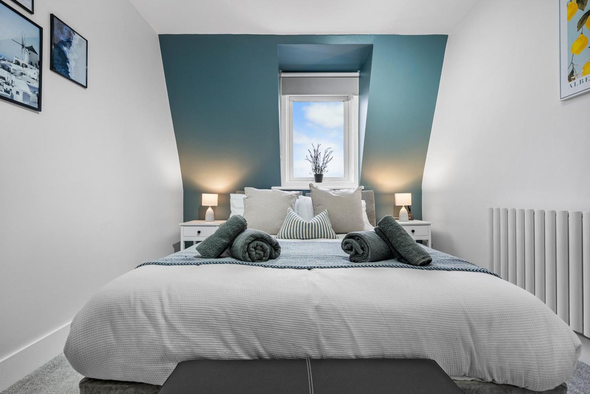 Apartment 2-br Chic, Stylish Southsea Apt, Great Views, Easter Special Offer! Spacious & Free Parking Permit, Sleeps 4 - By Blue Puffin *