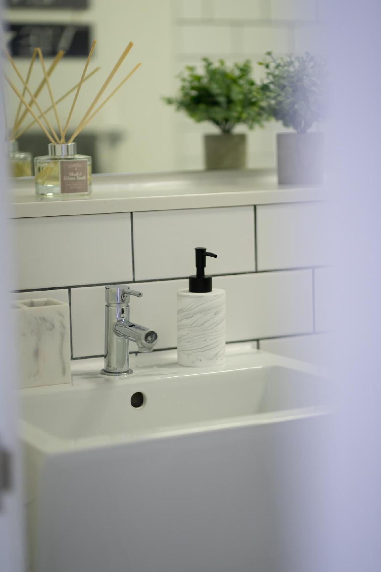 2-br Chic, Stylish Southsea Apt, Great Views, Easter Special Offer! Spacious & Free Parking Permit, Sleeps 4 - By Blue Puffin *
