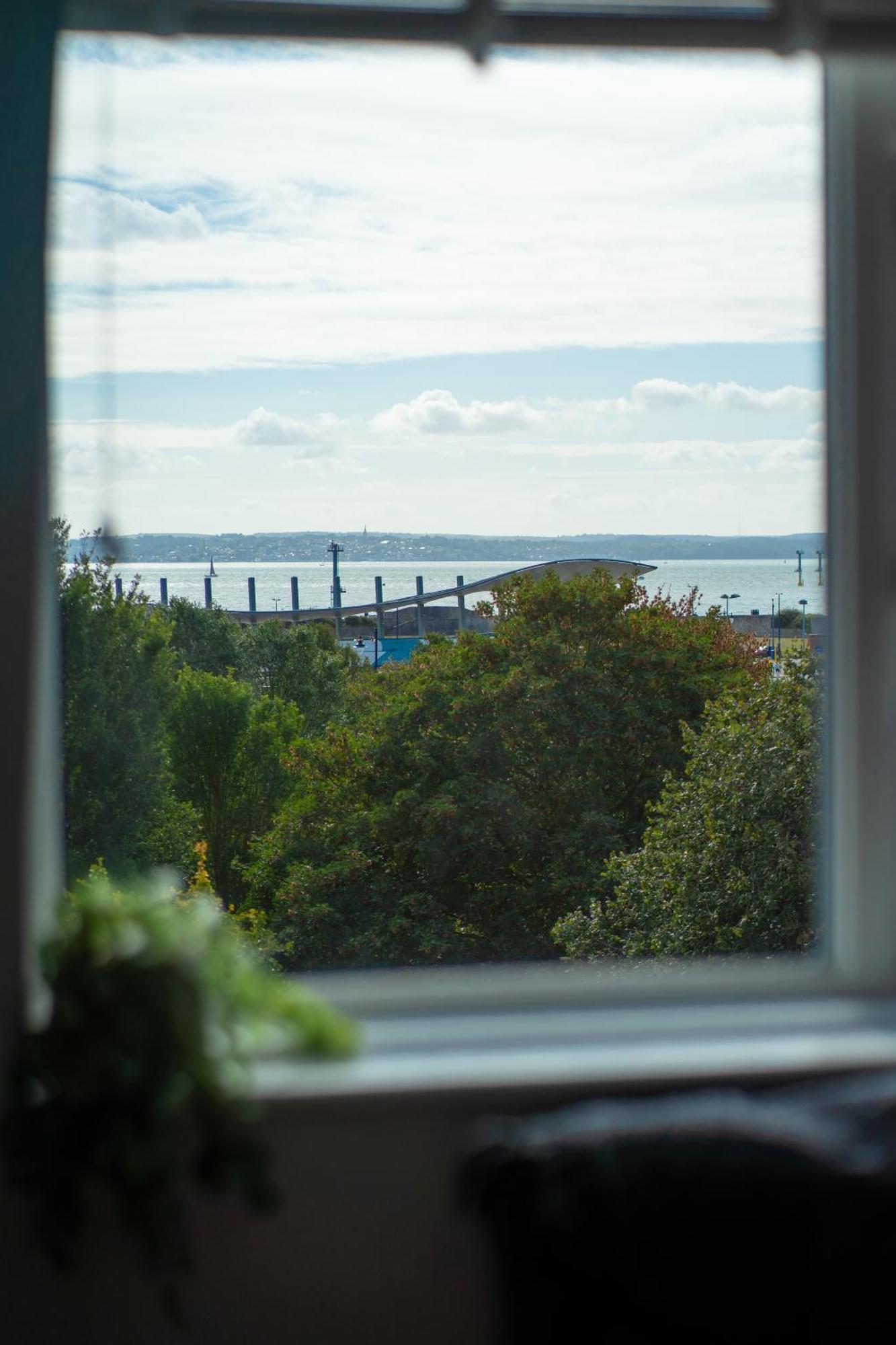 2-br Chic, Stylish Southsea Apt, Great Views, Easter Special Offer! Spacious & Free Parking Permit, Sleeps 4 - By Blue Puffin Apartment *