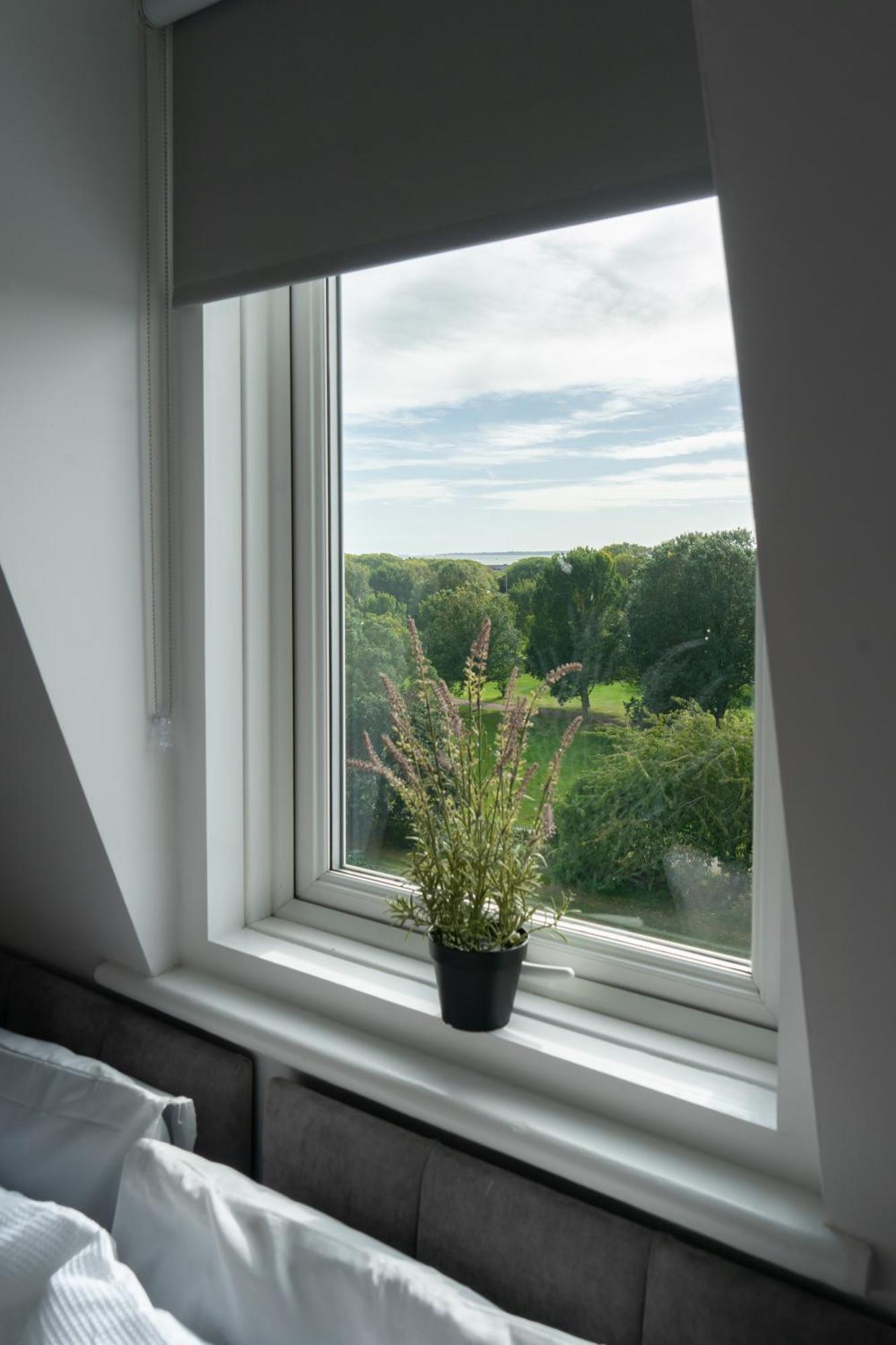 2-br Chic, Stylish Southsea Apt, Great Views, Easter Special Offer! Spacious & Free Parking Permit, Sleeps 4 - By Blue Puffin