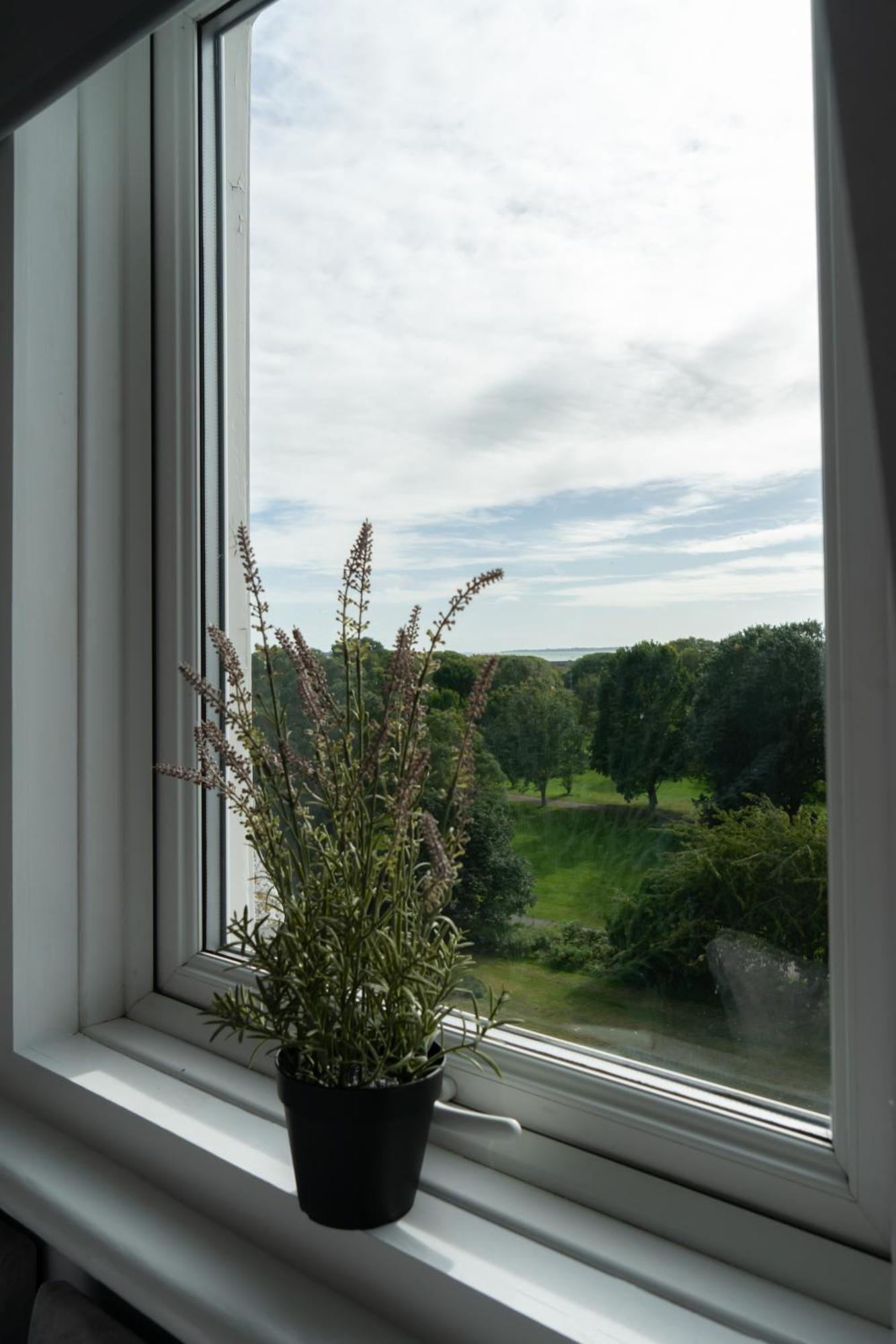 Apartment 2-br Chic, Stylish Southsea Apt, Great Views, Easter Special Offer! Spacious & Free Parking Permit, Sleeps 4 - By Blue Puffin *