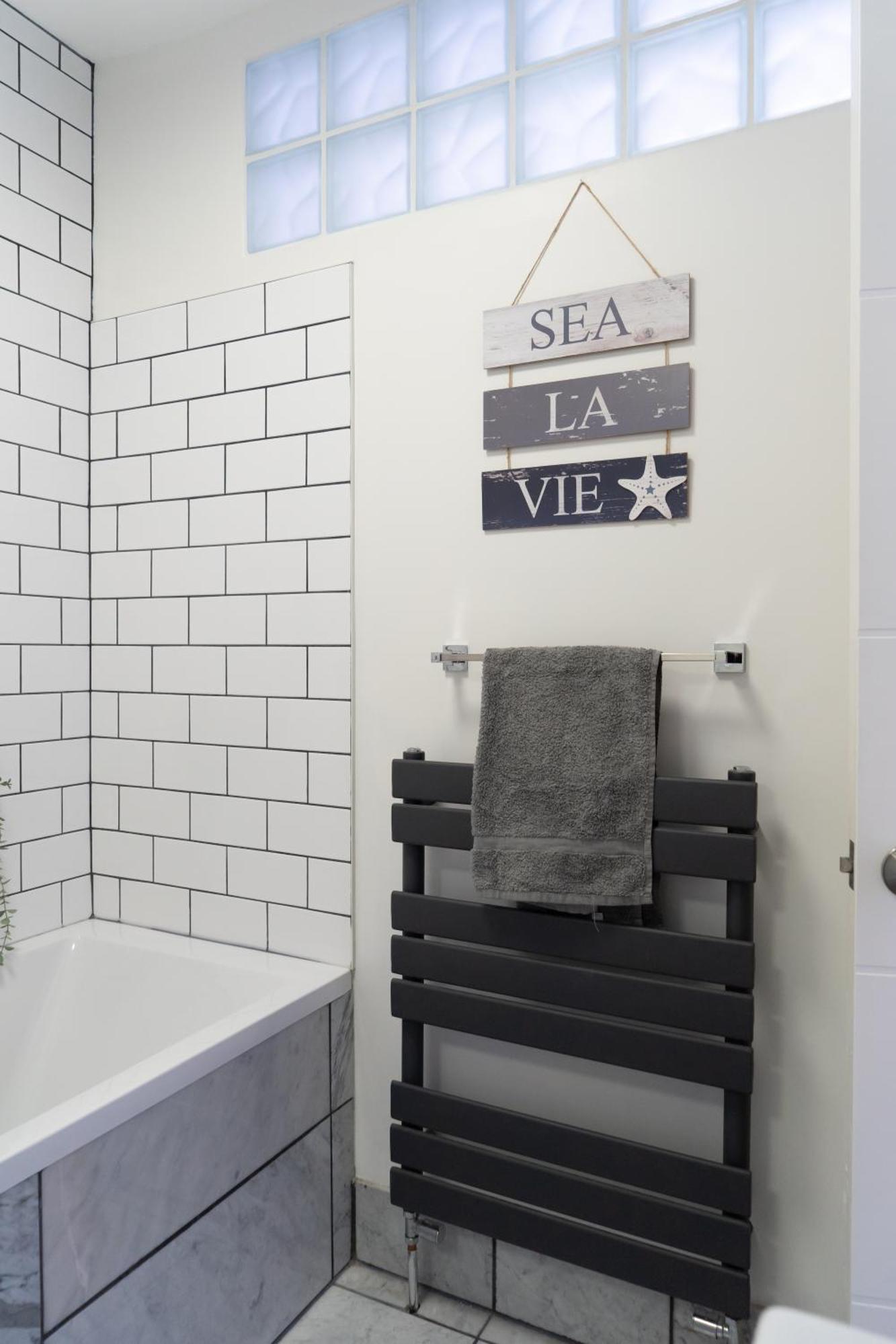 2-br Chic, Stylish Southsea Apt, Great Views, Easter Special Offer! Spacious & Free Parking Permit, Sleeps 4 - By Blue Puffin Portsmouth