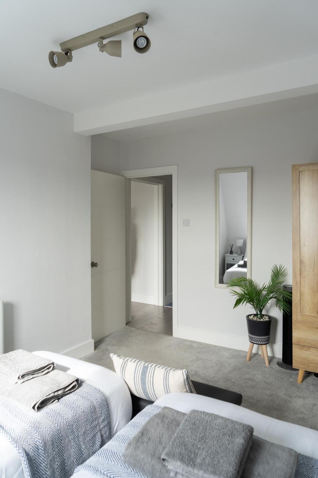 2-br Chic, Stylish Southsea Apt, Great Views, Easter Special Offer! Spacious & Free Parking Permit, Sleeps 4 - By Blue Puffin