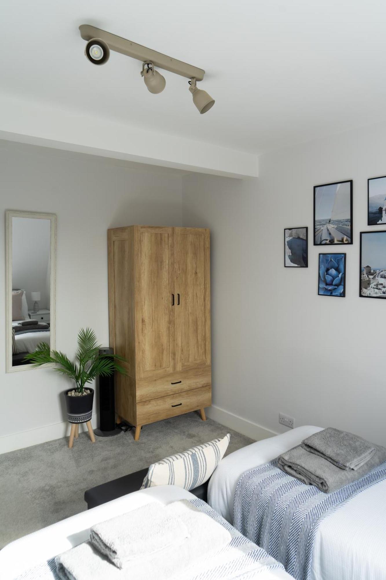 2-br Chic, Stylish Southsea Apt, Great Views, Easter Special Offer! Spacious & Free Parking Permit, Sleeps 4 - By Blue Puffin *