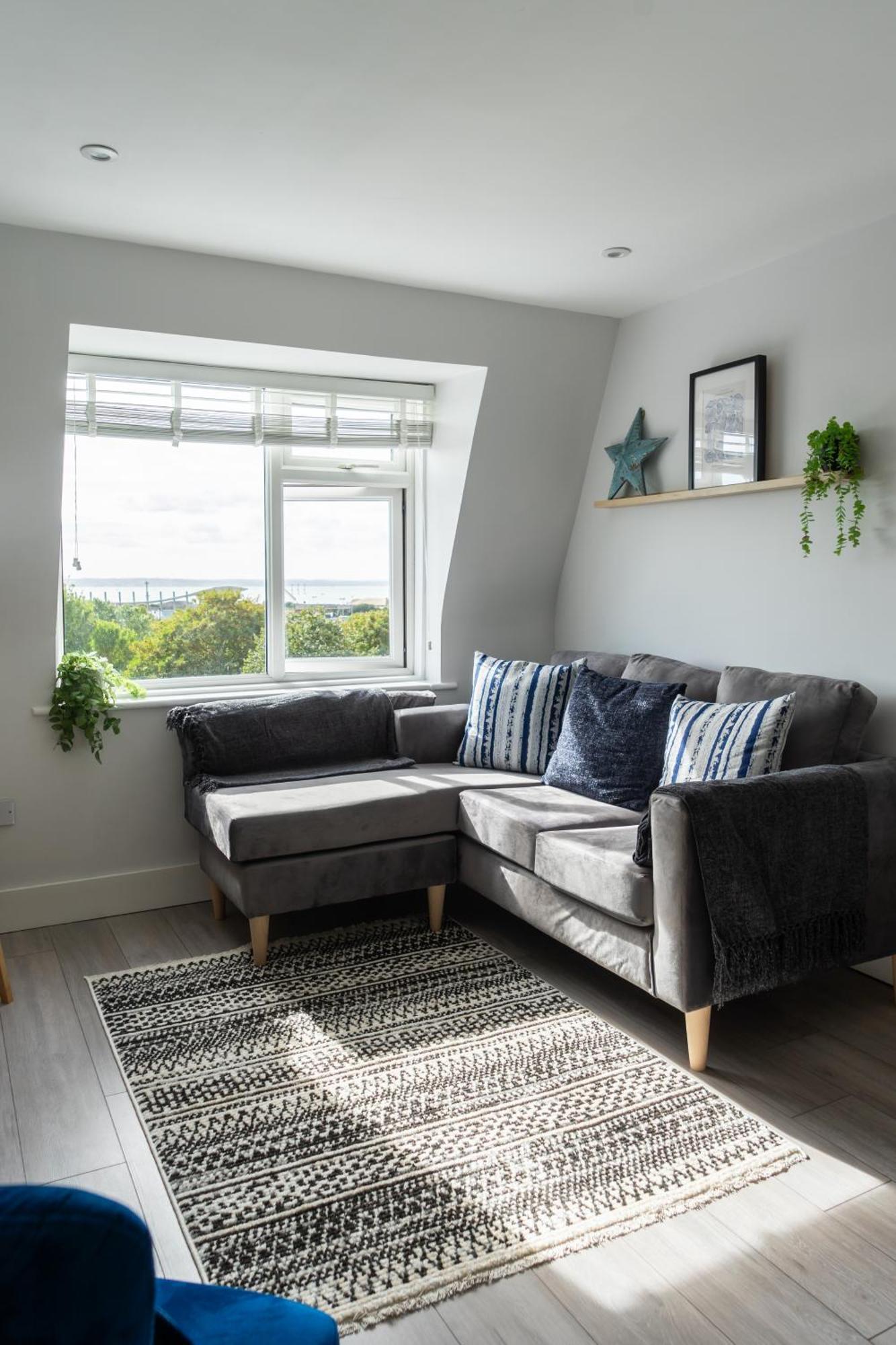 2-br Chic, Stylish Southsea Apt, Great Views, Easter Special Offer! Spacious & Free Parking Permit, Sleeps 4 - By Blue Puffin