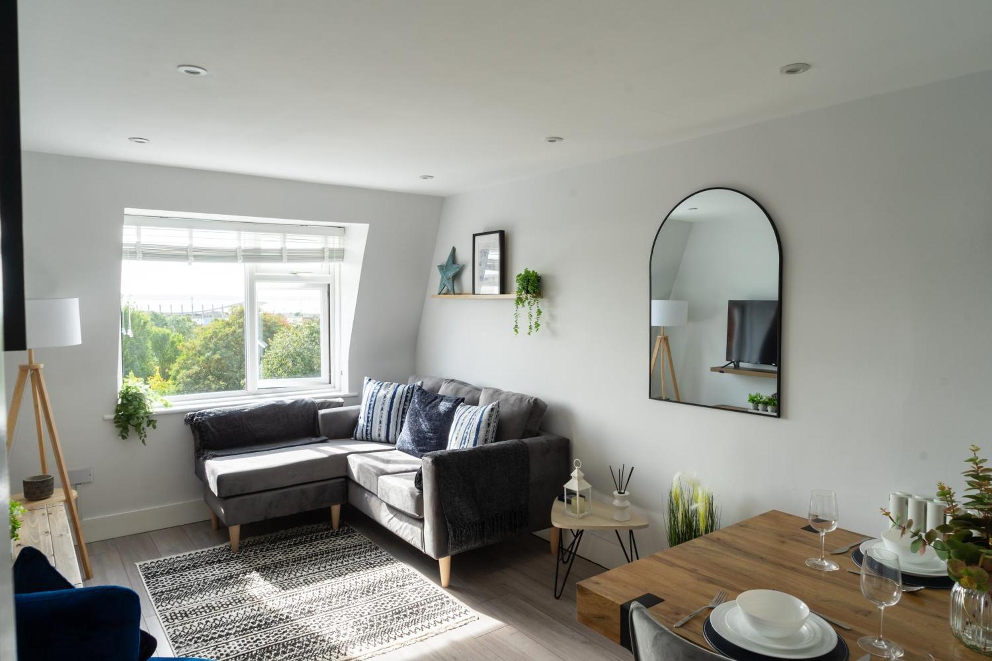 Apartment 2-br Chic, Stylish Southsea Apt, Great Views, Easter Special Offer! Spacious & Free Parking Permit, Sleeps 4 - By Blue Puffin Portsmouth