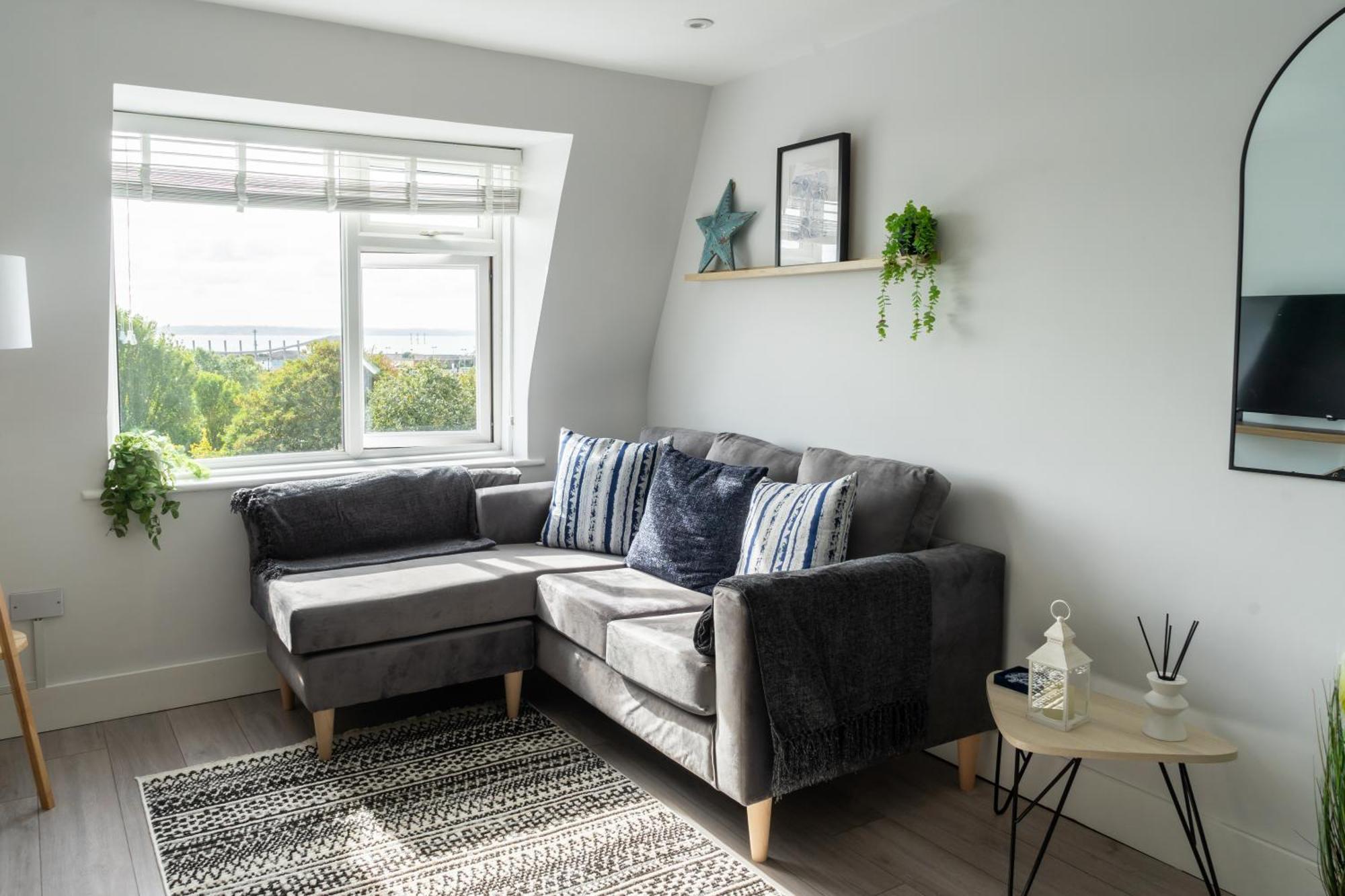 2-br Chic, Stylish Southsea Apt, Great Views, Easter Special Offer! Spacious & Free Parking Permit, Sleeps 4 - By Blue Puffin *