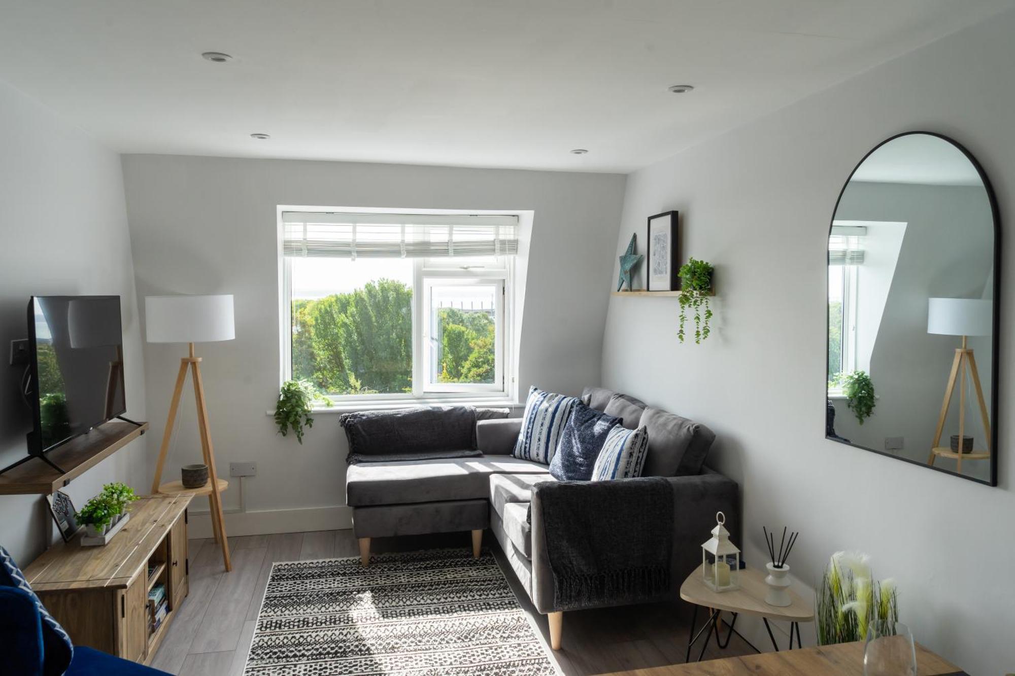 Apartment 2-br Chic, Stylish Southsea Apt, Great Views, Easter Special Offer! Spacious & Free Parking Permit, Sleeps 4 - By Blue Puffin