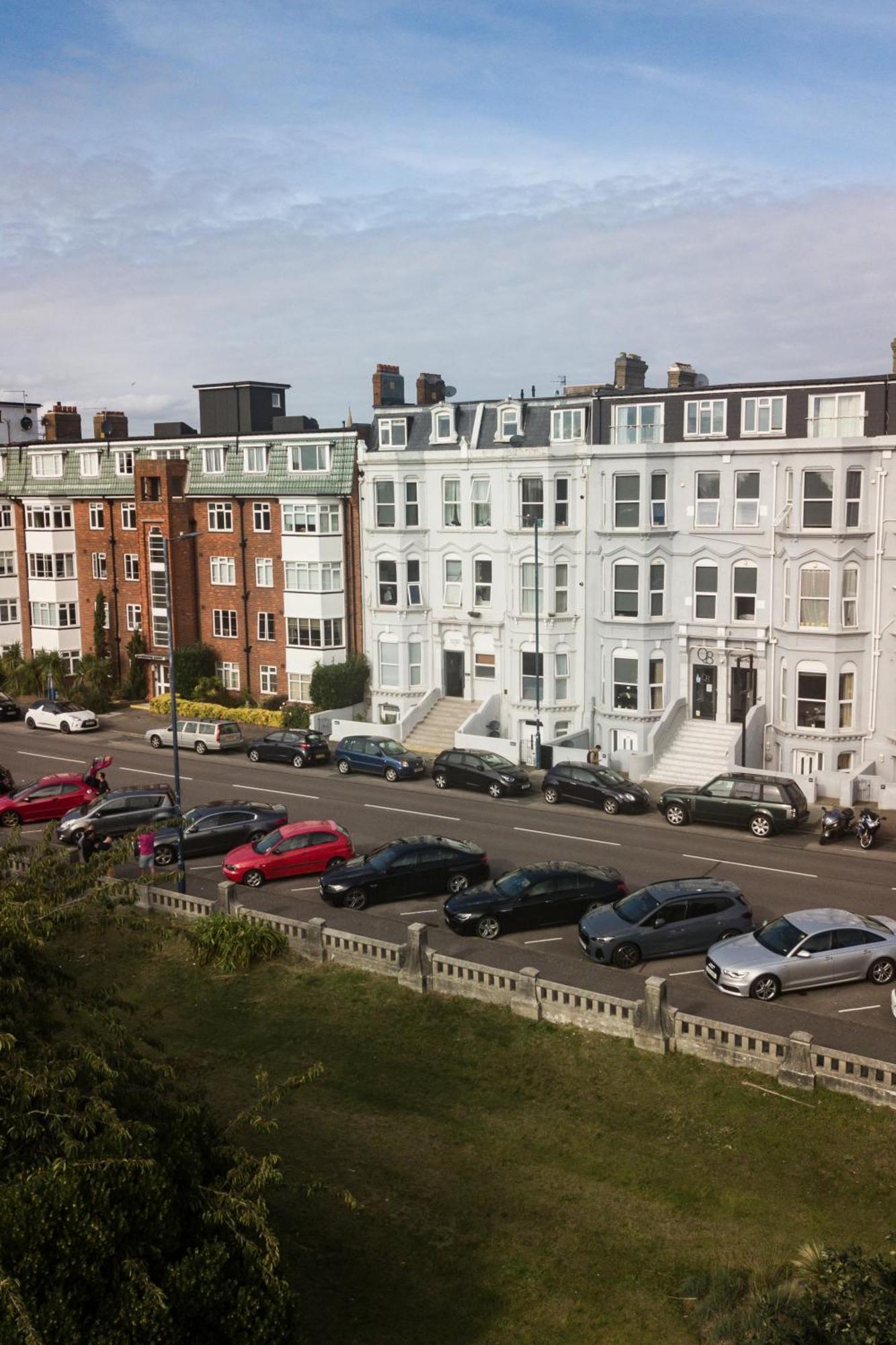 2-br Chic, Stylish Southsea Apt, Great Views, Easter Special Offer! Spacious & Free Parking Permit, Sleeps 4 - By Blue Puffin Apartment Portsmouth